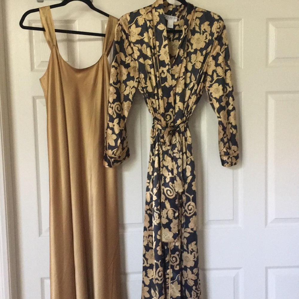 Natori 2 piece gown and robe. Never worn.